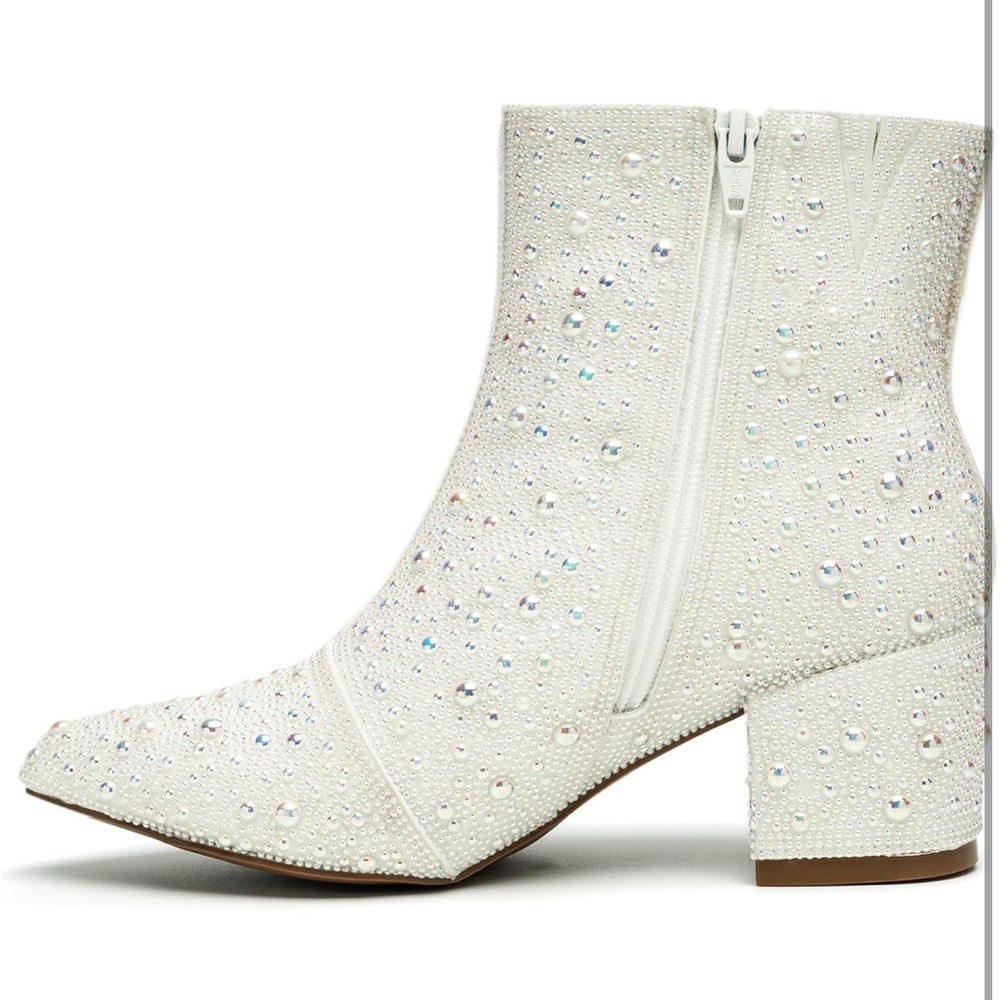 Elegant White Ankle Boots with Pearl Detailing - Picture 2 of 8